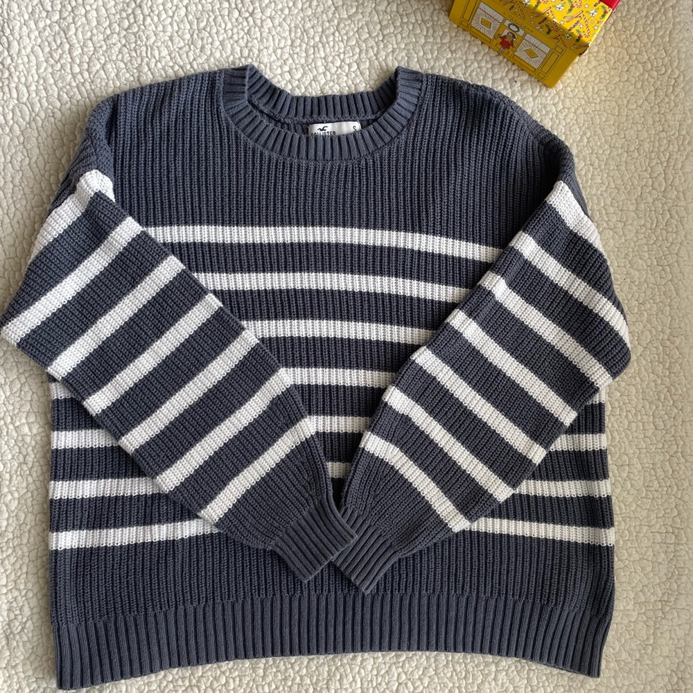 Hollister sweater size small , grayish and bluish color .